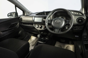 Хетчбэк Toyota Vitz 2018 года, 1199000 рублей, Новосибирск
