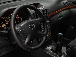 Седан Toyota Avensis 2004 года, 610000 рублей, Красноярск