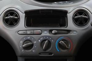 Хетчбэк Toyota Vitz 2001 года, 339000 рублей, Омск