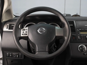 Хетчбэк Nissan Tiida 2011 года, 660000 рублей, Омск