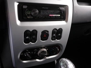 Хетчбэк Renault Sandero 2011 года, 665000 рублей, Красный Пахарь