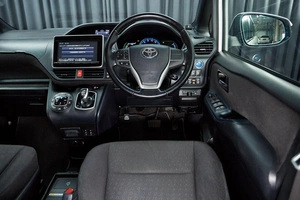 Минивэн Toyota Voxy 2015 года, 1797000 рублей, Красноярск