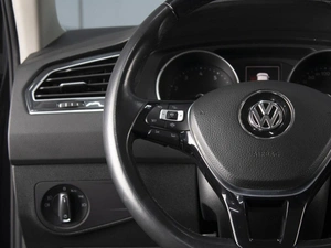 Внедорожник Volkswagen Tiguan 2018 года, 2385000 рублей, Омск