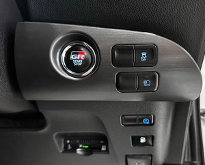 Хетчбэк Toyota Prius PHV 2018 года, 2357000 рублей, Красноярск