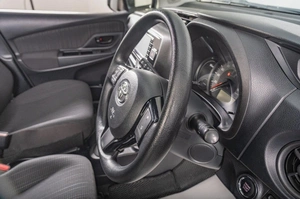Хетчбэк Toyota Vitz 2017 года, 1049000 рублей, Томск