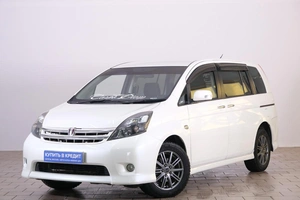 Минивэн Toyota Isis 2010 года, 1229000 рублей, Омск