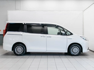 Минивэн Toyota Esquire 2016 года, 1699000 рублей, Красноярск