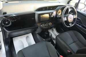 Хетчбэк Toyota Vitz 2019 года, 1249000 рублей, Омск