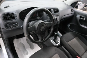 Седан Volkswagen Polo 2013 года, 859000 рублей, Омск