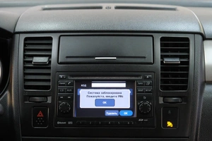 Хетчбэк Nissan Tiida 2013 года, 969000 рублей, Омск