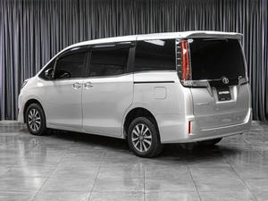 Минивэн Toyota Esquire 2019 года, 2449000 рублей, Тюмень