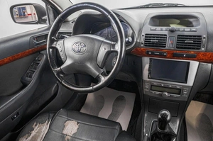 Седан Toyota Avensis 2005 года, 709000 рублей, Барнаул