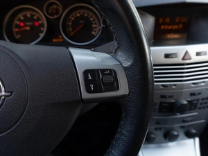 Седан Opel Astra 2011 года, 729000 рублей, Саратов