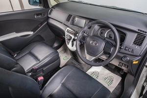 Минивэн Toyota Isis 2012 года, 1399000 рублей, Томск
