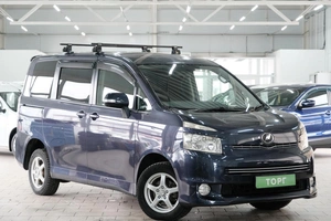 Минивэн Toyota Voxy 2008 года, 1179000 рублей, Омск