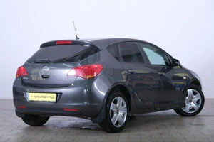 Хетчбэк Opel Astra 2012 года, 919000 рублей, Омск