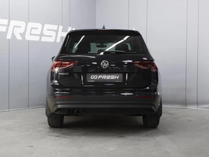 Внедорожник Volkswagen Tiguan 2018 года, 2385000 рублей, Омск