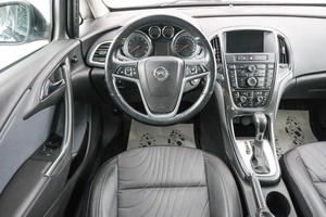 Седан Opel Astra 2014 года, 829000 рублей, Красноярск