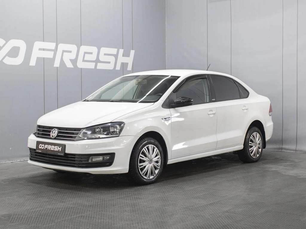 Седан Volkswagen Polo 2017 года, 1050000 рублей, Омск