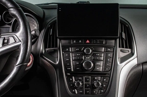 Седан Opel Astra 2014 года, 689000 рублей, Сургут