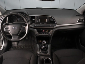 Седан Hyundai Elantra 2018 года, 1400000 рублей, Омск