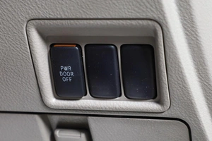 Минивэн Toyota Isis 2006 года, 839000 рублей, Новосибирск