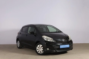 Хетчбэк Toyota Vitz 2013 года, 899000 рублей, Новосибирск