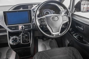 Минивэн Toyota Voxy 2018 года, 2649000 рублей, Барнаул