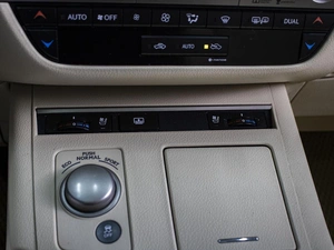 Седан Lexus ES 2014 года, 1990000 рублей, Омск