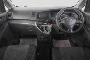 Минивэн Toyota Isis 2009 года, 1109000 рублей, Кемерово