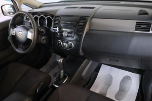 Хетчбэк Nissan Tiida 2010 года, 879000 рублей, Омск