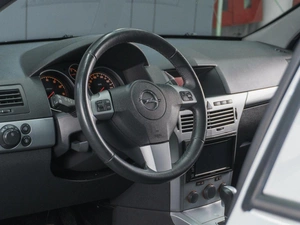 Седан Opel Astra 2011 года, 629000 рублей, Сургут