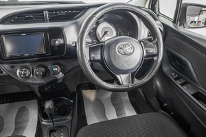 Хетчбэк Toyota Vitz 2017 года, 919000 рублей, Барнаул