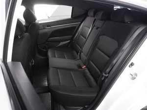 Седан Hyundai Elantra 2017 года, 1309000 рублей, Красный Пахарь