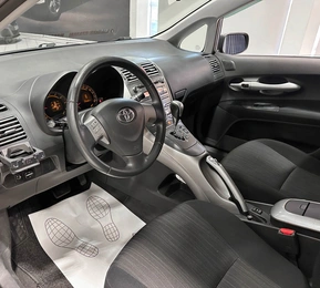 Хетчбэк Toyota Auris 2008 года, 797000 рублей, Красноярск