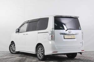 Минивэн Toyota Voxy 2013 года, 2069000 рублей, Кемерово