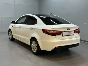 Седан Kia Rio 2013 года, 997000 рублей, Красноярск