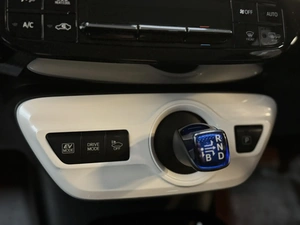 Лифтбек Toyota Prius 2016 года, 1897000 рублей, Красноярск