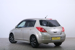 Хетчбэк Nissan Tiida 2012 года, 999000 рублей, Омск