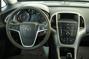 Хетчбэк Opel Astra 2012 года, 919000 рублей, Омск