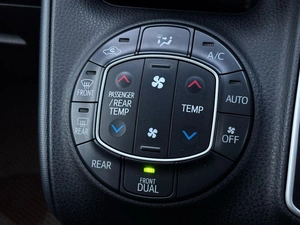 Минивэн Toyota Noah 2015 года, 1849000 рублей, Ижевск