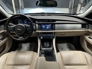 Седан Jaguar XF 2017 года, 2600000 рублей, Красноярск