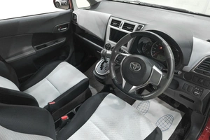 Хетчбэк Toyota Ractis 2012 года, 989000 рублей, Новокузнецк