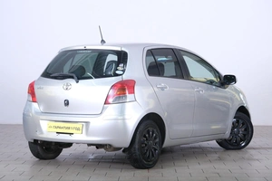 Хетчбэк Toyota Vitz 2010 года, 789000 рублей, Омск