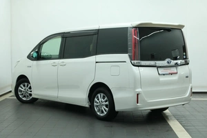 Минивэн Toyota Noah 2017 года, 2490000 рублей, Красноярск