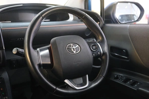Минивэн Toyota Sienta 2015 года, 1299000 рублей, Омск