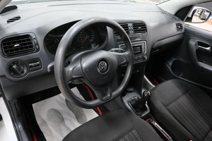 Седан Volkswagen Polo 2017 года, 949000 рублей, Омск