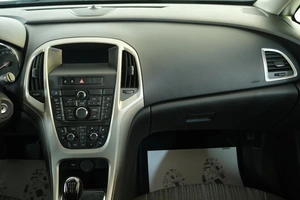 Хетчбэк Opel Astra 2012 года, 919000 рублей, Омск