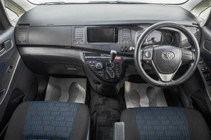 Минивэн Toyota Isis 2013 года, 1279000 рублей, Барнаул