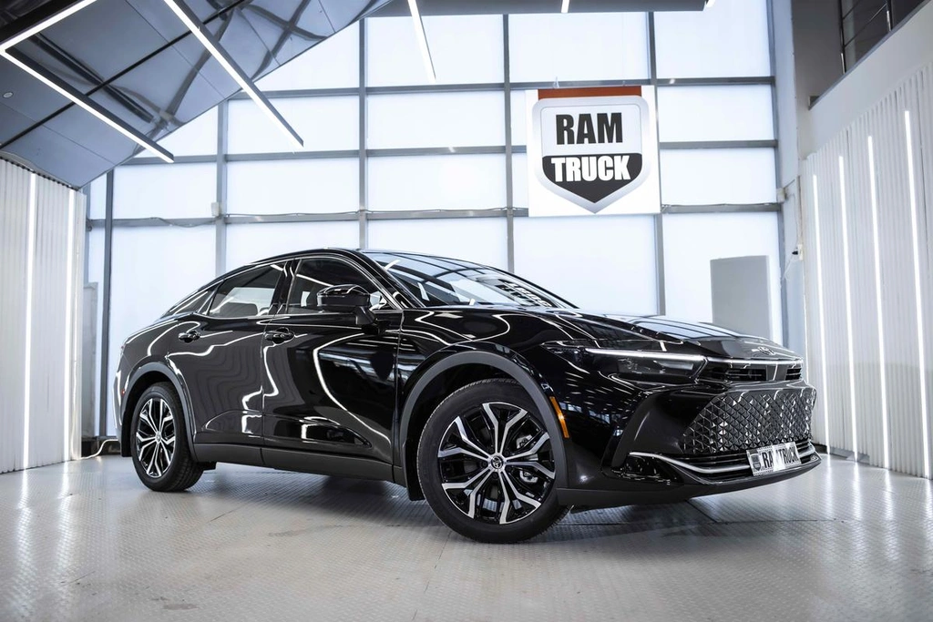 Седан Toyota Crown 2023 года, 6999999 рублей, Москва